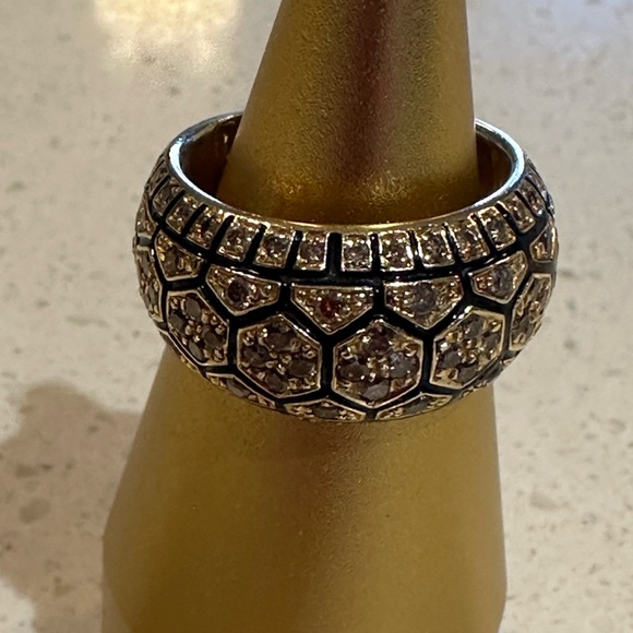 Roberto Coin 1.05 Carat Champagne
Diamonds black Enamel yellow gold band ring. - Picture 3 of 10